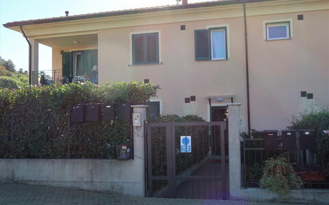 Roseto: Plante, Bâtiment, Propriété, Fenêtre, Ciel, Porte, Maison, Zone Résidentielle, Façade