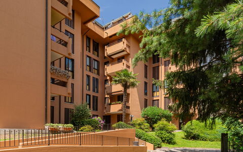 Gaggetto: Plante, Bâtiment, Propriété, Fenêtre, Ciel, Arbre, Design Urbain, Quartier, Condominium, Zone Résidentielle