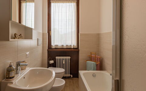 Gaggetto: Marron, Robinet, Propriété, Luminaire Plomberie, Évier, Fenêtre, Salle De Bains, Bois, Lavabo
