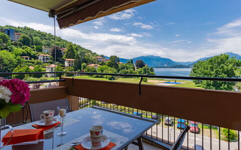 Gaggetto: Ciel, Table, Propriété, Meubles, Nuage, Plante, L'Eau, Vaisselle, Bleu Azur, Chaise
