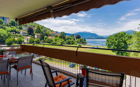 Gaggetto: Nuage, Ciel, Plante, Ombre, Porche, Bois, Arbre, Chaise, Loisir, Chalet