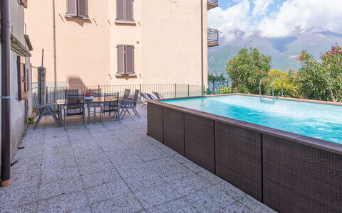 Rita (Vna201): L'Eau, Bâtiment, Fenêtre, Bleu Azur, Piscine, Nuage, Ciel, Ombre, Sol, Sol