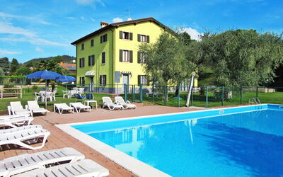 Bardolino 702: L'Eau, Ciel, Nuage, Bâtiment, Propriété, Plante, Piscine, Bleu Azur, Ombre, Arbre