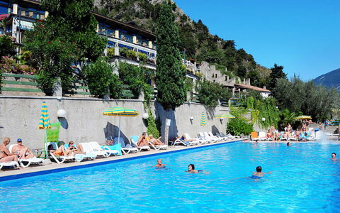 La Limonaia: L'Eau, Bâtiment, Ciel, Piscine, Bleu Azur, Arbre, Plante, Loisirs De Plein Air, Cotiers Et Relief Océaniques, Montagne