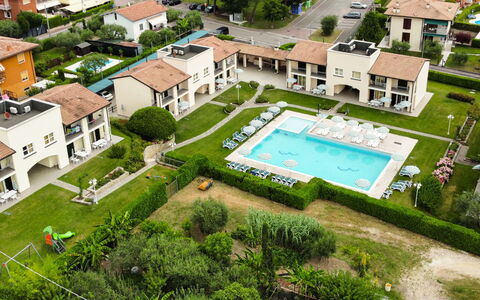 Garda 711: Bâtiment, Propriété, Plante, La Nature, Fenêtre, Piscine, Design Urbain, Arbre, Herbe, Loisir