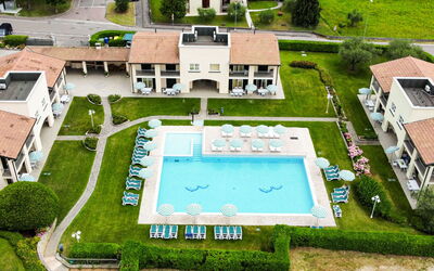 Garda 711: Bâtiment, Vert, Plante, Design Urbain, Loisir, Herbe, Espace Public, Piscine, Condominium, Immobilier
