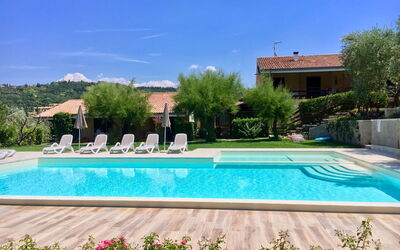 Garda 712: L'Eau, Plante, Ciel, Propriété, Vert, Piscine, Rectangle, Bleu Azur, Bleu