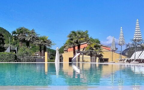 Garda 713: L'Eau, Ciel, Bâtiment, Plante, Bleu Azur, Arbre, Piscine, Paysage Naturel, Maison, Rectangle