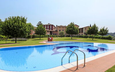 Garda 714: L'Eau, Ciel, Plante, Piscine, Arbre, Rectangle, Bâtiment, Mobilier De Jardin, Ombre, Loisir