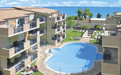 Pineto 640: L'Eau, Nuage, Ciel, Propriété, Bâtiment, Bleu Azur, Piscine, Design Urbain, Architecture, Arbre