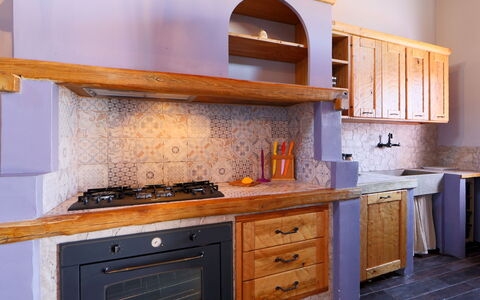Oliviola: Pièce, Comptoir, Cabinetry, Meubles, Cuisine, Propriété, Design Intérieur, Cuisinière, Tuile, Maison