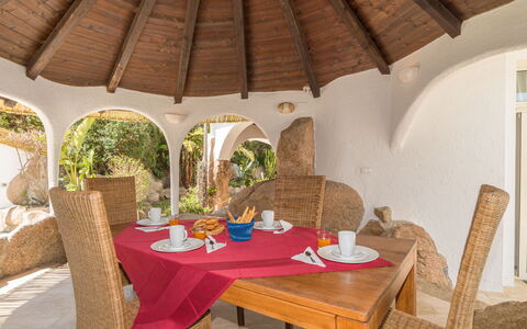 La Dolce Vita: Table, Propriété, Meubles, Chaise, Bâtiment, Design Intérieur, Bois, Mobilier De Jardin, Ombre, Confort