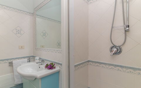 Le Rocce (Pau219): Luminaire Plomberie, Évier, Propriété, Lavabo, Robinet, Tete De Douche, Produit, Salle De Bains, Miroir, Douche