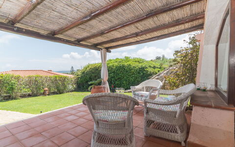Le Rocce (Pau219): Ciel, Plante, Propriété, Bâtiment, Botanique, Ombre, Porche, Bois, Mobilier De Jardin, Chalet