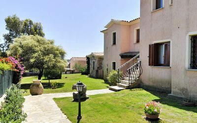 San Teodoro 725: Plante, Bâtiment, Ciel, Fenêtre, Propriété, Arbre, Fleur, Pot De Fleur, Lot Terre, Herbe