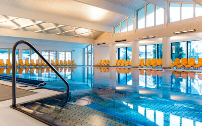 Feichten im Kaunertal 651: L'Eau, Piscine, Bâtiment, Sol, Loisir, Sol, Immobilier, Plafond, Verre, Fenêtre