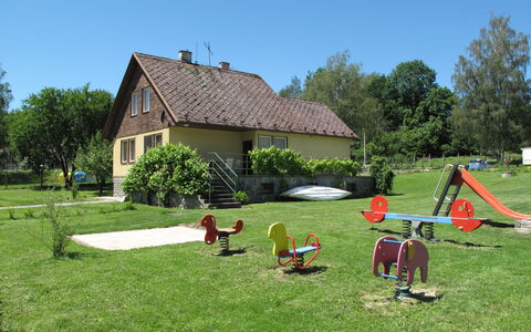 Lužnice: Lot Terre, Propriété, Herbe, Chalet, Espace Public, Pelouse, Maison, Loisir, Prairie, Cour