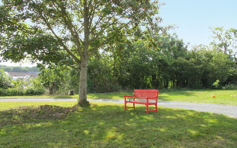 La Forge de Marcel: Plante, Ciel, Extérieur Banc, Paysage Naturel, Ombre, Lot Terre, Arbre, Herbe, Suppression Des Plantes Ligneuses, Mobilier De Jardin