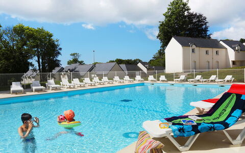 Audierne 651: L'Eau, Nuage, Ciel, Piscine, Bâtiment, Bleu Azur, Chaise, Mobilier De Jardin, Arbre, Plan D'Eau
