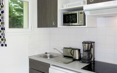 Audierne 651: Comptoir, Pièce, Cabinetry, Blanc, Cuisine, Propriété, Tuile, Évier, Meubles, Design Intérieur