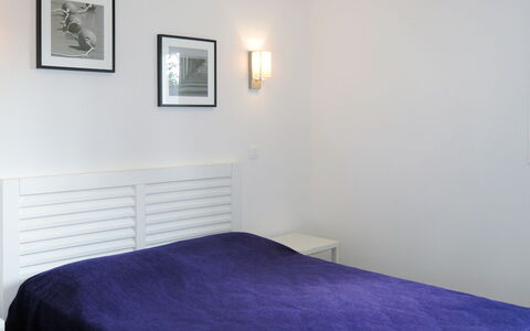 Audierne 651: Chambre, Lit, Pièce, Meubles, Drap De Lit, Propriété, Cadre De Lit, Matelas, Sol, Mur
