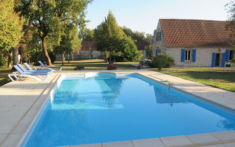 Le Causse du Cluzel: L'Eau, Ciel, Plante, Propriété, Jour, Bâtiment, Piscine, Arbre, Ombre, Rectangle