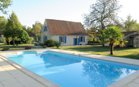 Le Causse du Cluzel: L'Eau, Ciel, Plante, Bâtiment, Propriété, Piscine, Bleu Azur, Arbre, Ombre, Architecture