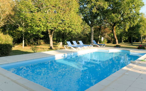 Le Causse du Cluzel: L'Eau, Plante, Propriété, Piscine, Bleu Azur, Ombre, Rectangle, Arbre, Lumière Du Soleil, Herbe