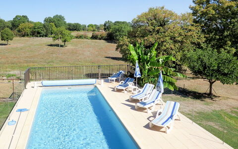 Sarrouil: L'Eau, Plante, Ciel, Piscine, La Nature, Bleu Azur, Arbre, Ombre, Mobilier De Jardin, Herbe
