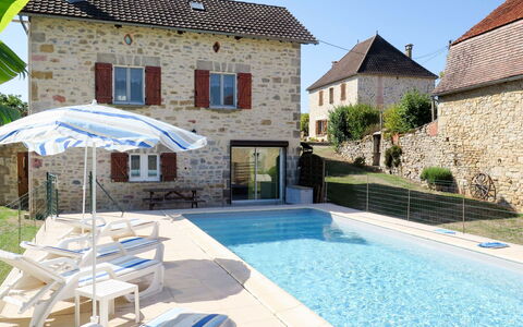 Sarrouil: Plante, Ciel, L'Eau, Bâtiment, Propriété, Fenêtre, Bleu Azur, Piscine, Maison, Ombre