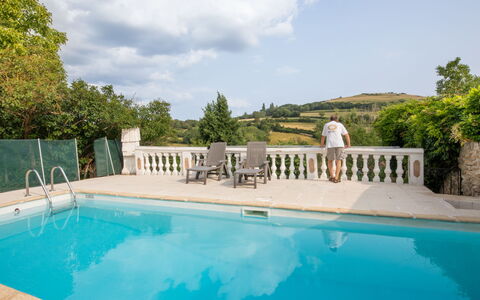 Le Noyer: L'Eau, Ciel, Plante, Propriété, Piscine, Bleu Azur, Ombre, Mobilier De Jardin, Balancelle, Arbre