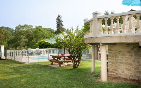 Le Noyer: L'Eau, Ciel, Plante, Propriété, Piscine, Bleu Azur, Ombre, Mobilier De Jardin, Balancelle, Arbre