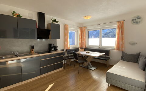 Schöser: Meubles, Canapé, Comptoir, Table, Cabinetry, Fenêtre, Bâtiment, Bois, Design Intérieur, Architecture