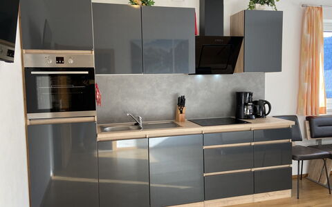 Schöser: Cabinetry, Comptoir, Meubles, Propriété, Évier, Evier, Cuisine, Cuisinière, Robinet, Appareil De Cuisine