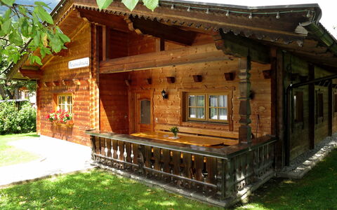 Heisenhaushütte: Propriété, Bâtiment, Fenêtre, Bois, Plante, Chalet, Maison, Herbe, Loisir, Paysage