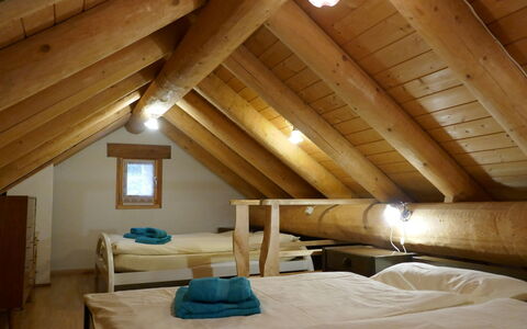 Rustico Diego: Grenier, Pièce, Chambre, Propriété, Bâtiment, Faisceau, Meubles, Lit, Design Intérieur, Cabane En Rondins