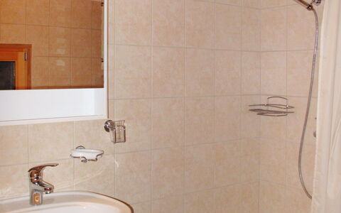 Rustico Diego: Salle De Bains, Pièce, Propriété, Tuile, Robinet, Lavabo, Luminaire Plomberie, Design Intérieur, Mur, Architecture