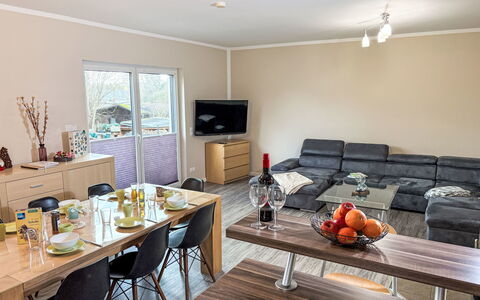 Johannika: Meubles, Design Intérieur, Sol, Sol, Canapé, Bois, Plafond, Pièce, Salon, Table