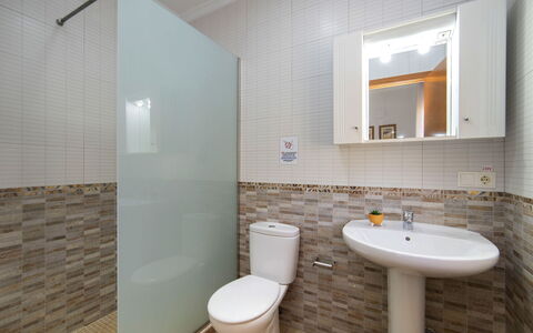 Enrique: Salle De Bains, Siège De Toilette, Luminaire Plomberie, Lavabo, Mur, Sol, Toilette, Sol, Évier, Plomberie