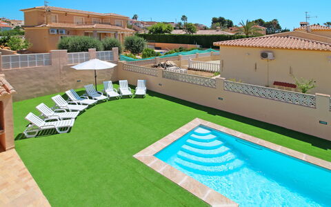 Magia: Ciel, Propriété, Plante, Vert, Bleu Azur, Chaise, Arbre, Piscine, Design Urbain, Lot Terre