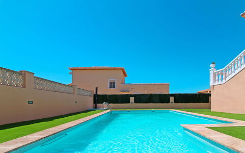 Magia: L'Eau, Ciel, Bâtiment, Plante, Jour, Propriété, Piscine, Bleu Azur, Bleu, Rectangle