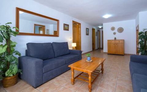 Villa Maria: Sol, Meubles, Sol, Plafond, Canapé, Dur, Tache De Bois, Plante D'Appartement, Salon