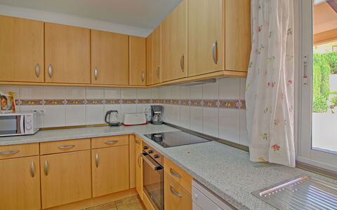 Bellavista: Cabinetry, Comptoir, Evier, Propriété, Évier, Meubles, Bâtiment, Robinet, Cuisine, Bois