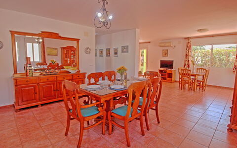 Palmira: Table, Meubles, Propriété, Chaise, Table Cuisine Et Salle A Manger, Bois, Orange, Éclairage, Design Intérieur, Sol