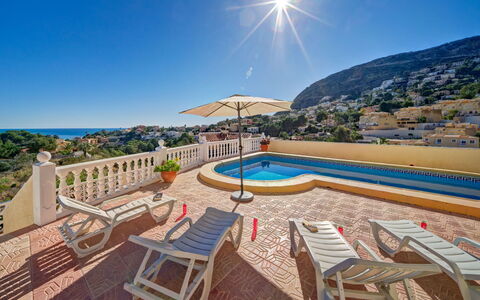 Castillo: Ciel, Bleu Azur, Bâtiment, Piscine, L'Eau, Mobilier De Jardin, Ombre, Éclairage Public, Loisir, Arbre