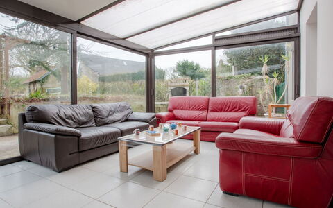 Les Mésanges: Canapé, Meubles, Propriété, Plante, Salon, Ombre, Architecture, Design Intérieur, Sol, Sol