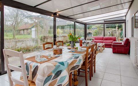 Les Mésanges: Table, Plante, Meubles, Propriété, Chaise, Bois, Design Intérieur, Bâtiment, Vaisselle, Ombre