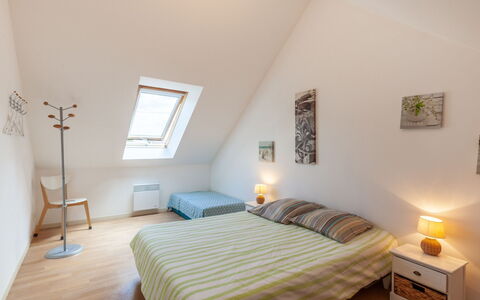 Oscar: Meubles, Propriété, Confort, Bleu Azur, Bois, Textile, Bâtiment, Design Intérieur, Cadre De Lit, Lit