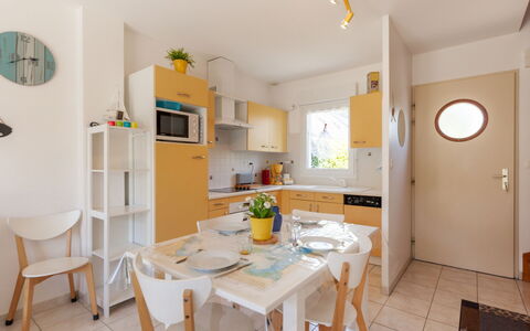 Oscar: Meubles, Propriété, Confort, Bleu Azur, Bois, Textile, Bâtiment, Design Intérieur, Cadre De Lit, Lit