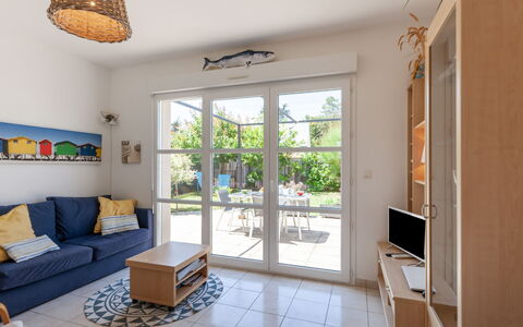 Oscar: Meubles, Propriété, Confort, Bleu Azur, Bois, Textile, Bâtiment, Design Intérieur, Cadre De Lit, Lit